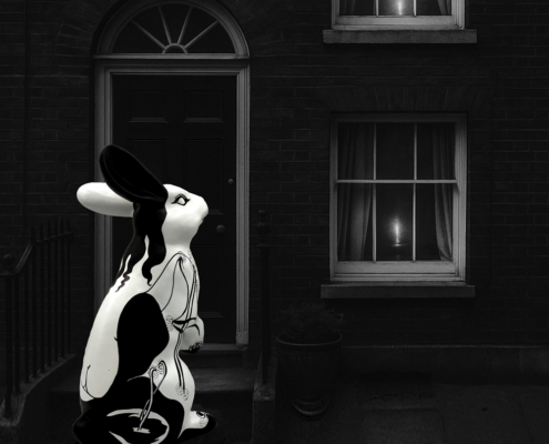 Sculpture de lapin Jean de Daphné Dejay devant la porte maison dans la nuit