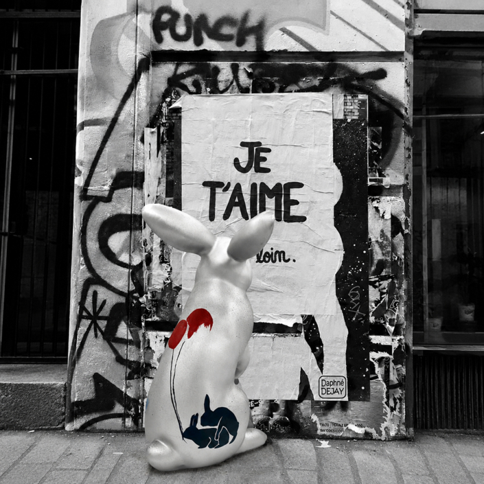 Sculpture de lapin Jean de Daphné Dejay devant un grafitti