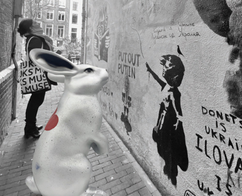 Sculpture de lapin Jean de Daphné Dejay devant le mur amsterdam