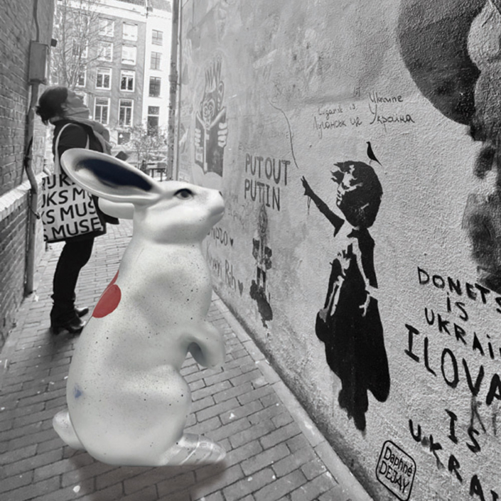 Sculpture de lapin Jean de Daphné Dejay devant le mur amsterdam