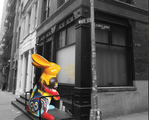 Sculpture de lapin Jean de Daphné Dejay devant le pub
