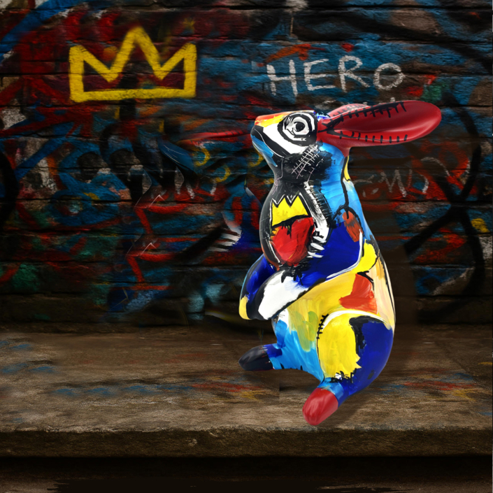 Sculpture de lapin Jean de Daphné Dejay devant un mur grafitti
