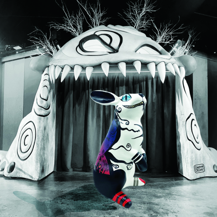 Sculpture de lapin Jean de Daphné Dejay devant l'espace Tim Burton à la Villette