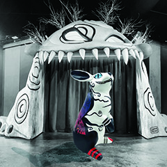 Sculpture de lapin Jean de Daphné Dejay devant l'espace tim burton