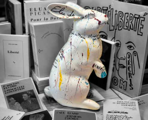 Sculpture de lapin Jean de Daphné Dejay dans les livres