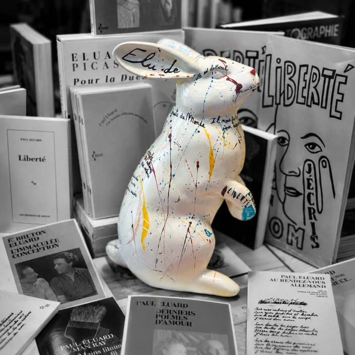 Sculpture de lapin Jean de Daphné Dejay dans les livres