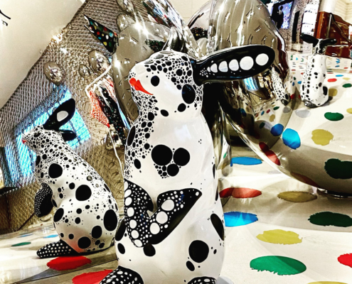 Sculpture de lapin Jean de Daphné Dejay devant la décoration des magasins Louis Vuitton
