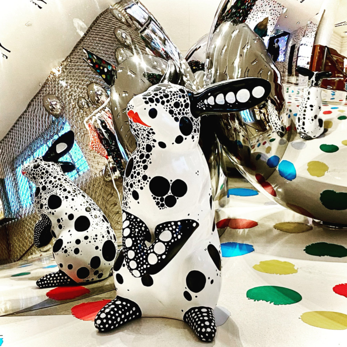 Sculpture de lapin Jean de Daphné Dejay devant la décoration des magasins Louis Vuitton