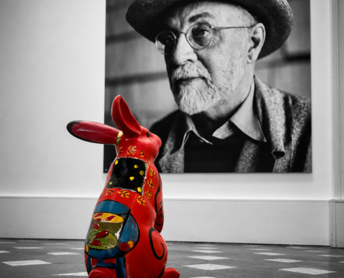 Sculpture de lapin Jean de Daphné Dejay devant le portrait de Matisse