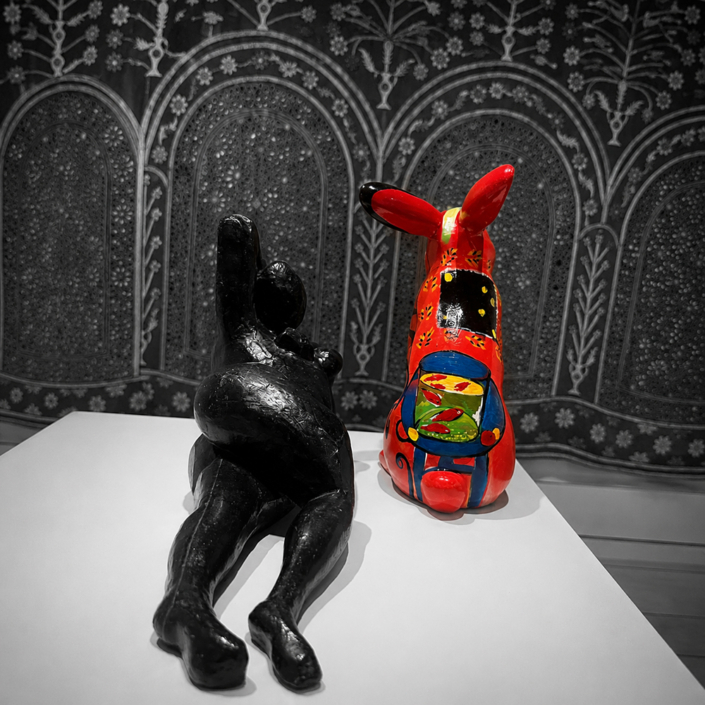Sculpture de lapin Jean de Daphné Dejay devant la sculpture de Matisse