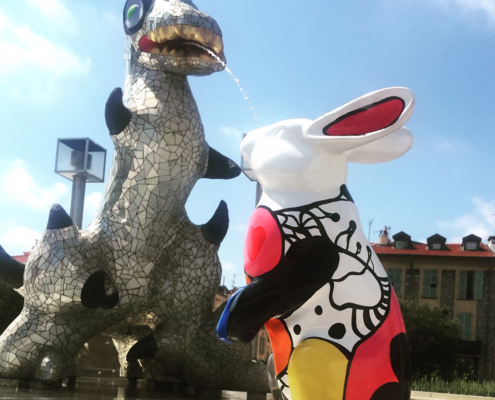 Sculpture de lapin Jean de Daphné Dejay devant le dragon de Niki de Saint Phalle à Nice