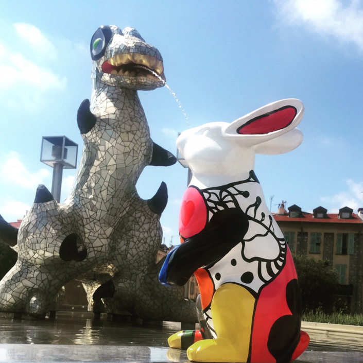 Sculpture de lapin Jean de Daphné Dejay devant le dragon de Niki de Saint Phalle à Nice