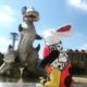 Sculpture de lapin Jean de Daphné Dejay devant le dragon de Niki de Saint Phalle à Nice