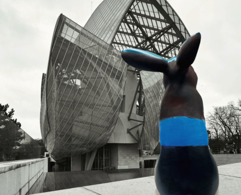 Sculpture de lapin Jean de Daphné Dejay devant la fondation Louis Vuitton