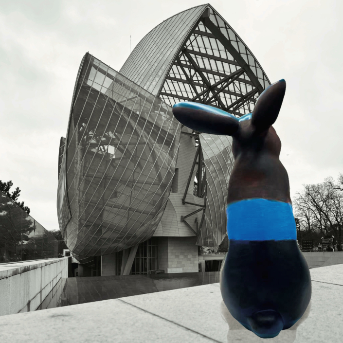 Sculpture de lapin Jean de Daphné Dejay devant la fondation Louis Vuitton