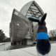 Sculpture de lapin Jean de Daphné Dejay devant la fondation Louis Vuitton