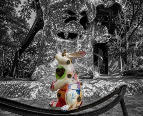 Sculpture de lapin Jean de Daphné Dejay devant le cyclope milly la foret