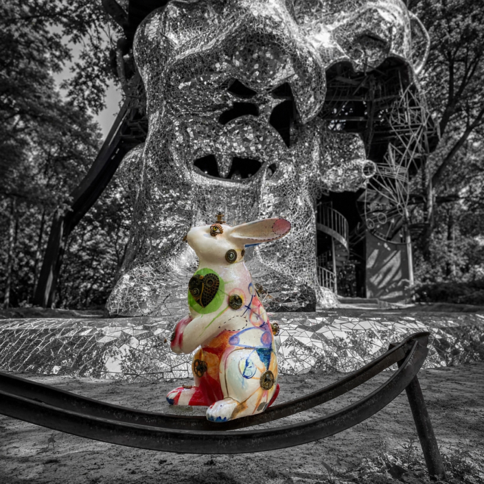 Sculpture de lapin Jean de Daphné Dejay devant le cyclope milly la foret