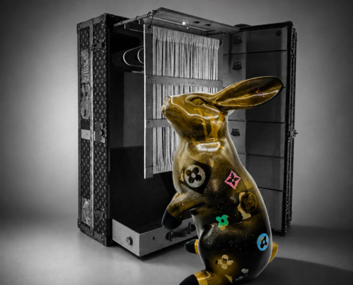 Sculpture de lapin Jean de Daphné Dejay devant la valise du musee louis vuitton