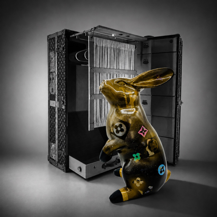Sculpture de lapin Jean de Daphné Dejay devant la valise du musee louis vuitton